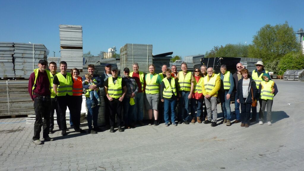 Gruppenfoto Teilnehmer der SCM 2026 vor dem Eingangslager der PV Recycling Firma Reiling in Münster