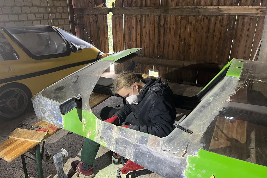 Merlin (14) bastelt in seinen Ferien mit Begeisterung an den CityEL-Fahrzeugen in der Werkstatt seines Vaters.© Bastian Becker