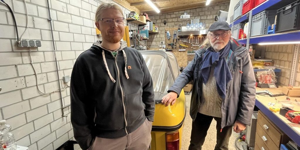 Lukas Nacke (links) und sein früherer Lehrer Bernd Lieneweg teilen die Leidenschaft für dreirädrige CityEL-Fahrzeuge, die mittlerweile nicht mehr produziert werden. © Bastian Becker